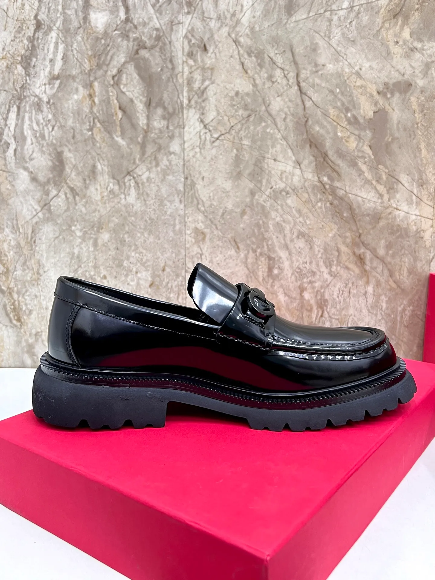 Original quality P780 Brand: Ferragamo Standard code: Men's code 39.40.41.42.43.44 Grade: Same style as the official website High-quality men's shoes Material: Customized first-layer calfskin with water-dyed cowhide lining Cowhide tiptoe Original non-slip and wear-resistant rubber outsole Style category: Men's formal business leather shoes are young and fashionable European and American trends British style Casual matching Comfortable feet Color: actual picture
